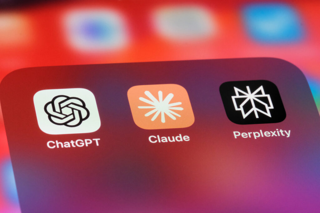 KI-Agenten OpenAI ChatGPT, Anthropic Claude und Perplexity mobile APP-Symbole auf dem Bildschirm. Verschiedene AI Chatbots