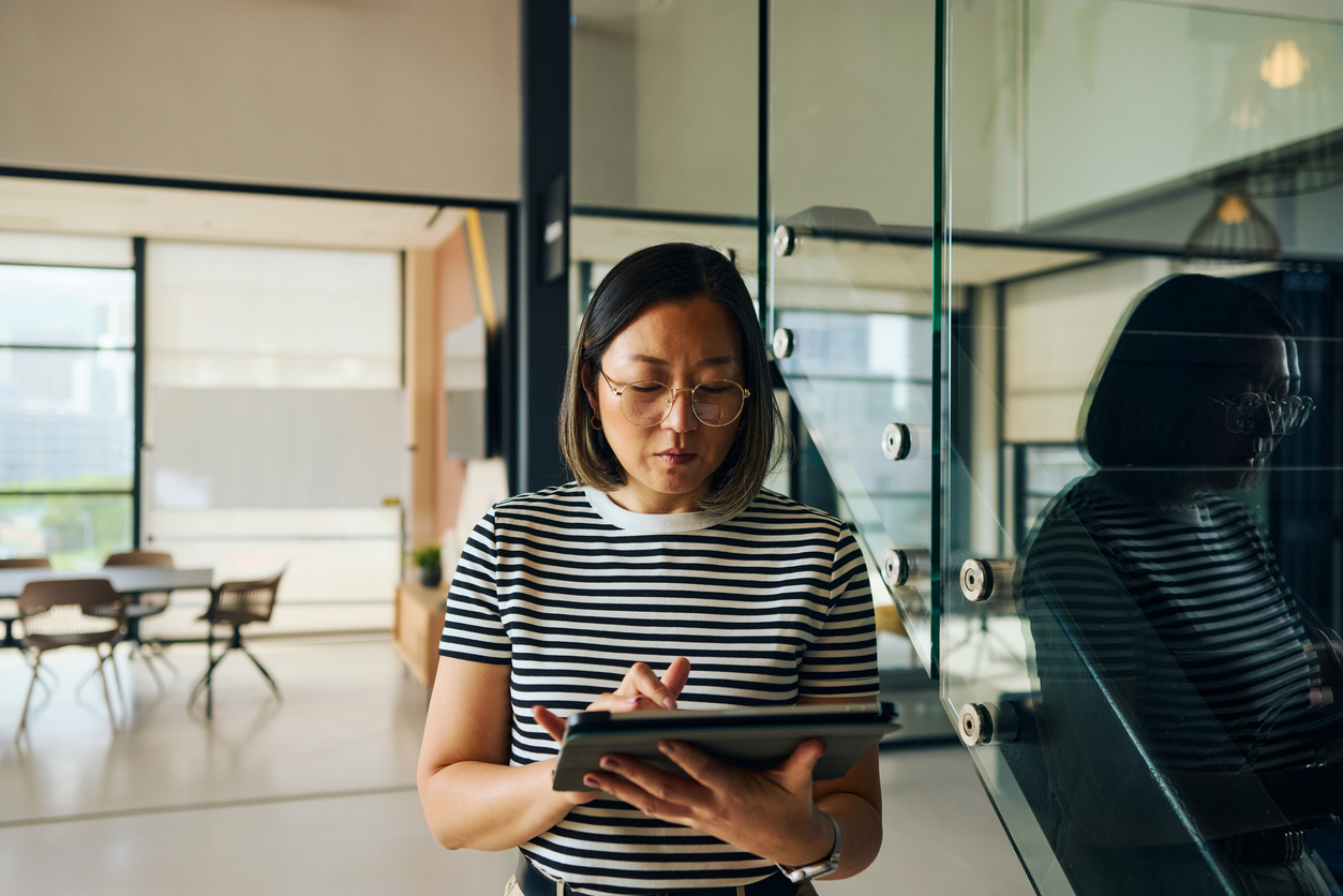 businesswoman using AI capabilities to improve her website digital experience