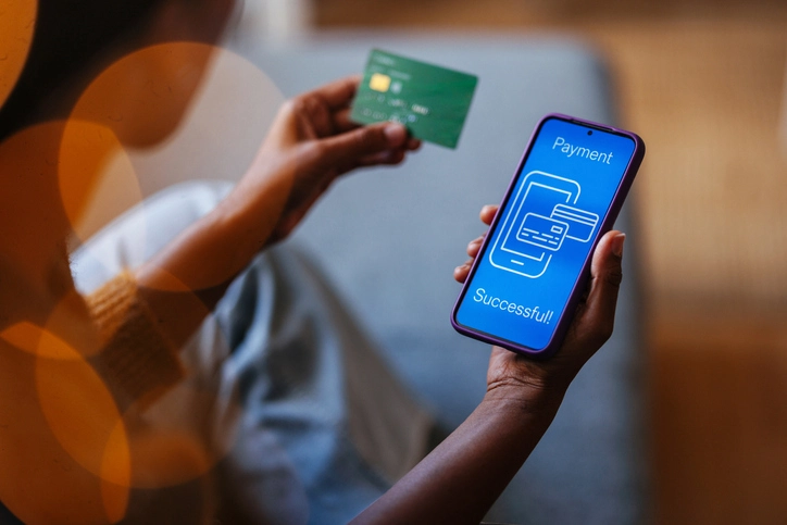 Eine Person mit einer Kreditkarte und einem Telefon
KI-generierte Inhalte können falsch sein.