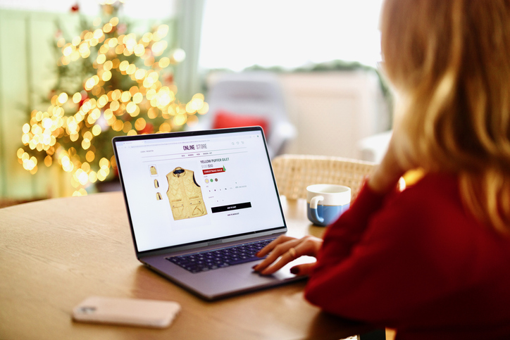 Frau kauft im Urlaub online ein