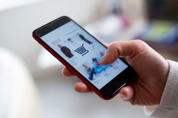 Person, die mit dem Smartphone online einkauft