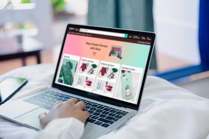 Person, die eine Online-Shopping-Website besucht
